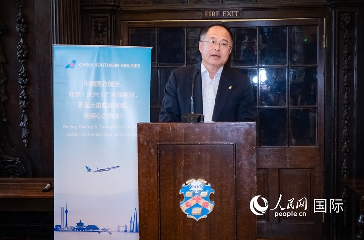 圖為中國(guó)駐倫敦旅游辦事處主任張力致辭。人民網(wǎng) 郭錦標(biāo)攝