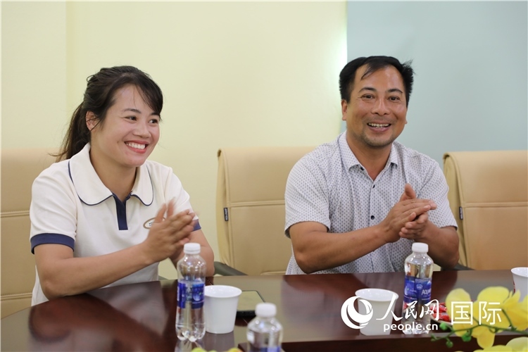 越南沙巴市黃連寄宿制民族小學老師阮氏秋姮、阮文享。人民網記者簡承淵攝