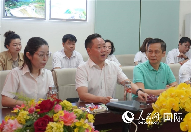 越中電力公司董事長李志雄（前排左二）介紹越南電力情況。葛沙莎攝