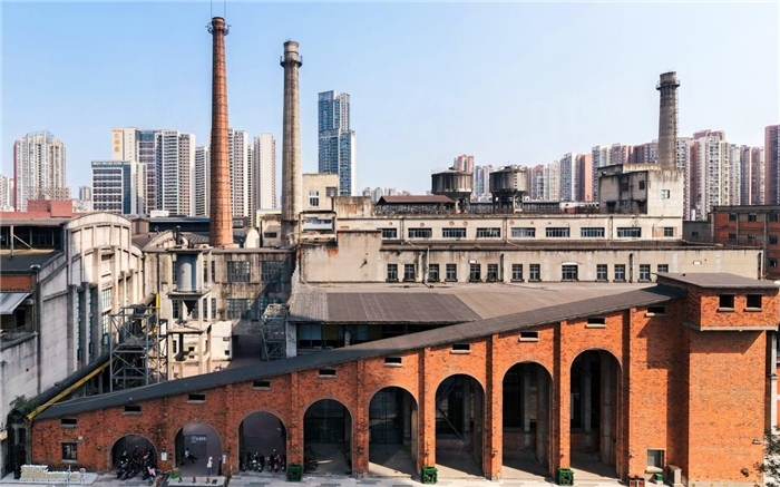 在原成都國營紅光電子管廠舊址上改建而成的東郊記憶園區(qū)南大門。大門既保留了老工業(yè)區(qū)的風(fēng)貌，又融入了現(xiàn)代審美和創(chuàng)意，成為了園區(qū)一大亮點(diǎn)。資料圖片