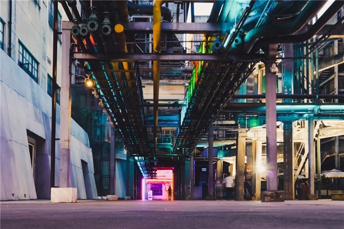 東郊記憶園區(qū)工業(yè)橫街完整地保留了園區(qū)的工業(yè)元素，如工業(yè)煙囪、動力管廊架和水塔等，形成了園區(qū)獨(dú)特的工業(yè)風(fēng)景線。資料圖片