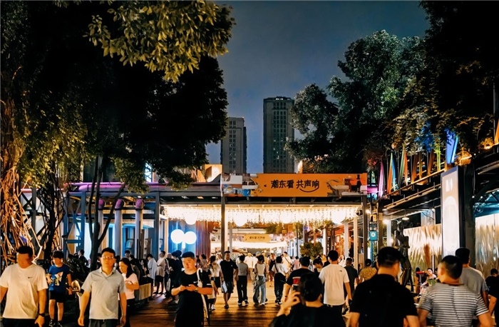 夜幕下的東郊記憶園區(qū)人流如織，熱度不減。資料圖片