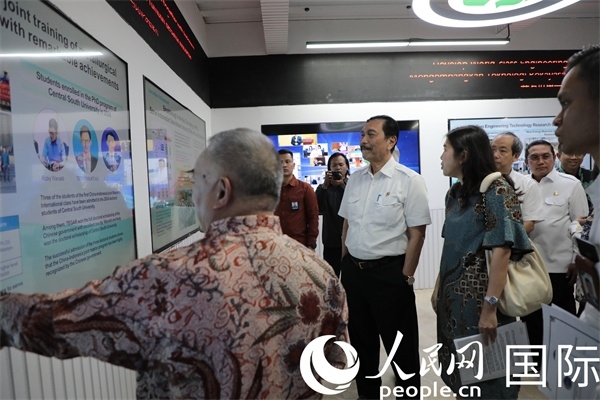 印尼對(duì)華合作牽頭人、統(tǒng)籌部長(zhǎng)盧胡特（中）參觀中國(guó)—印尼新能源材料與冶金工程技術(shù)聯(lián)合研究實(shí)驗(yàn)室。人民網(wǎng)記者曹師韻攝