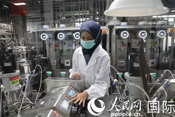 中國(guó)—印尼新能源材料與冶金工程技術(shù)聯(lián)合研究實(shí)驗(yàn)室內(nèi)，研究人員正在工作。人民網(wǎng)記者曹師韻攝