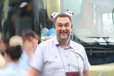 參訪熊貓谷前，塞爾維亞“一帶一路”研究所所長(zhǎng)博揚(yáng)·拉利奇戴上熊貓頭飾。（李佩藺 攝）