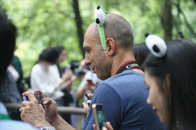 俄羅斯《俄羅斯報(bào)》視覺(jué)內(nèi)容編輯阿爾圖爾·杰魯諾夫在拍攝熊貓。（李佩藺 攝）