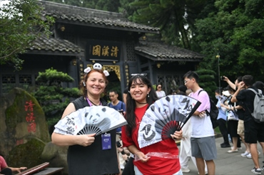 媒體考察團成員在都江堰清溪園合影留念。（陳斌 攝）