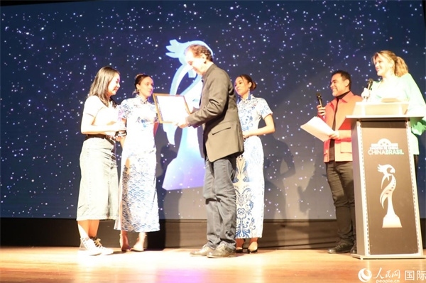 為期4天的第三屆中國(guó)－巴西電影展期間，來自中巴兩國(guó)的14部參展影片受到巴西電影愛好者和社會(huì)各界人士好評(píng)，并分別榮獲本次電影展組委會(huì)頒發(fā)的“藍(lán)鸚鵡”獎(jiǎng)。7部最近兩年制作中國(guó)影片參展，其中由《環(huán)球時(shí)報(bào)》文娛新媒體平臺(tái)“環(huán)球時(shí)報(bào)—娛評(píng)”推薦參展的影片《長(zhǎng)安三萬(wàn)里》曾獲得第36屆中國(guó)電影金雞獎(jiǎng)最佳美術(shù)片獎(jiǎng)。圖為當(dāng)?shù)貢r(shí)間8月26日晚舉行的電影展開幕式暨“藍(lán)鸚鵡”獎(jiǎng)?lì)C獎(jiǎng)典禮現(xiàn)場(chǎng)。 人民網(wǎng)記者 陳一鳴攝