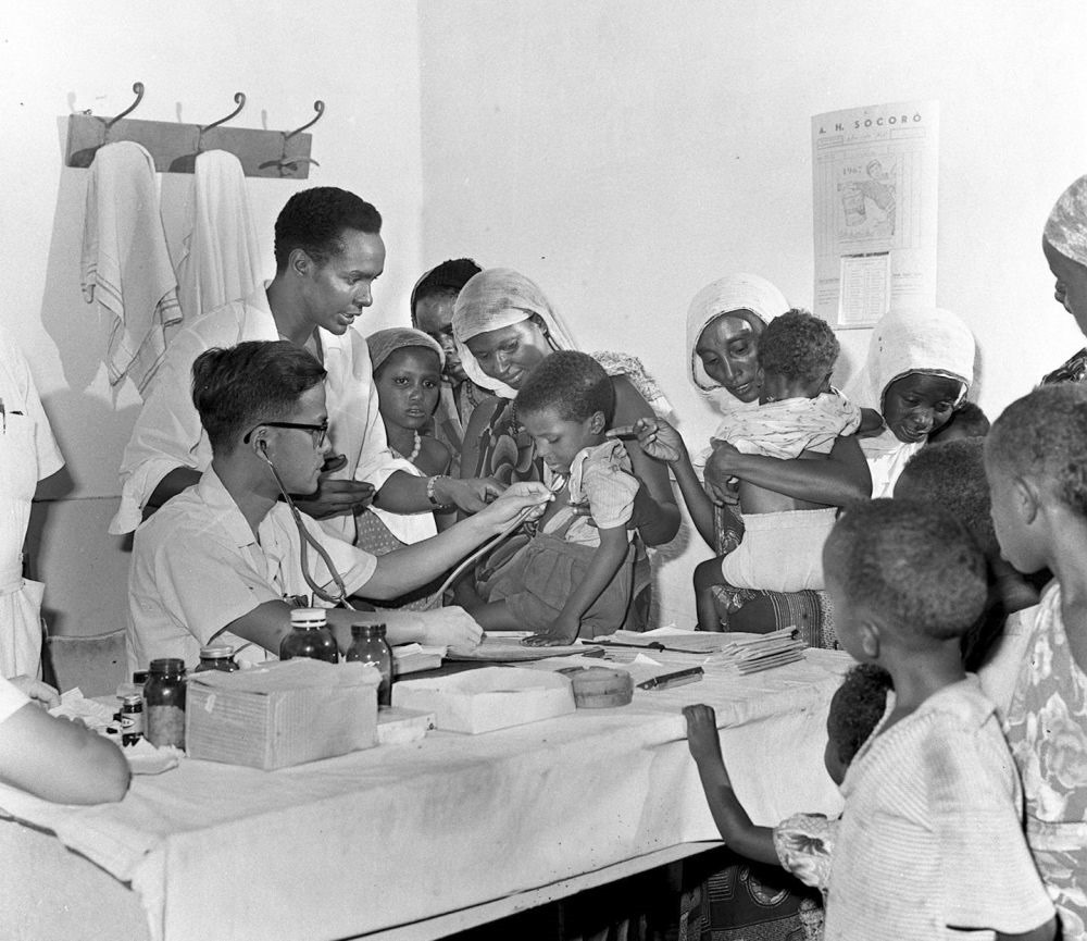 1968年4月，中國醫(yī)療隊醫(yī)生在索馬里阿弗戈依鎮(zhèn)巡回醫(yī)療時為當?shù)貎和尾　? width=