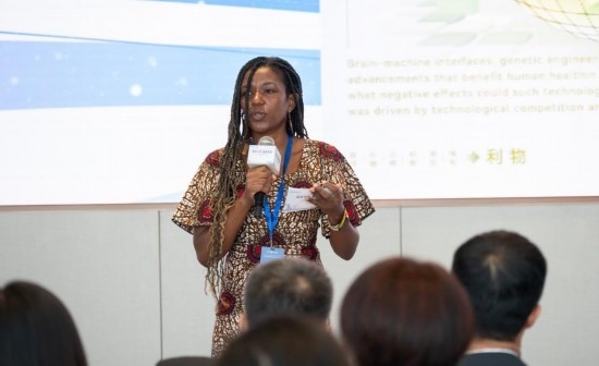 8月29日，在第二屆清華國際青年對話論壇活動(dòng)上，來自烏干達(dá)的媒體人詹尼弗·阿西姆韋分享中國之旅的感悟。新華社發(fā)（畢尚宏攝）