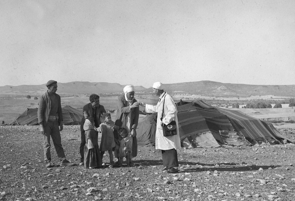 1965年，一名中國援阿爾及利亞醫(yī)療隊醫(yī)生（右一）在阿爾及利亞賽伊達省為牧民診治。