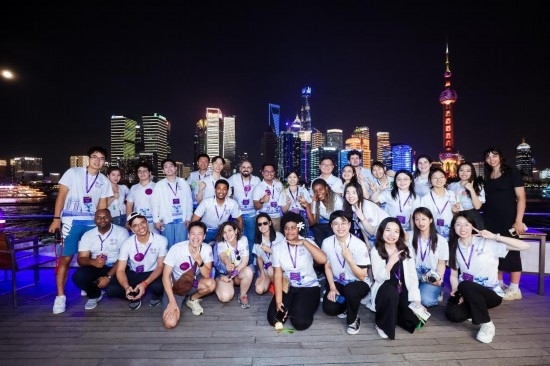 8月21日，中外青年在上海參觀時(shí)合影留念。新華社發(fā)（清華大學(xué)供圖）