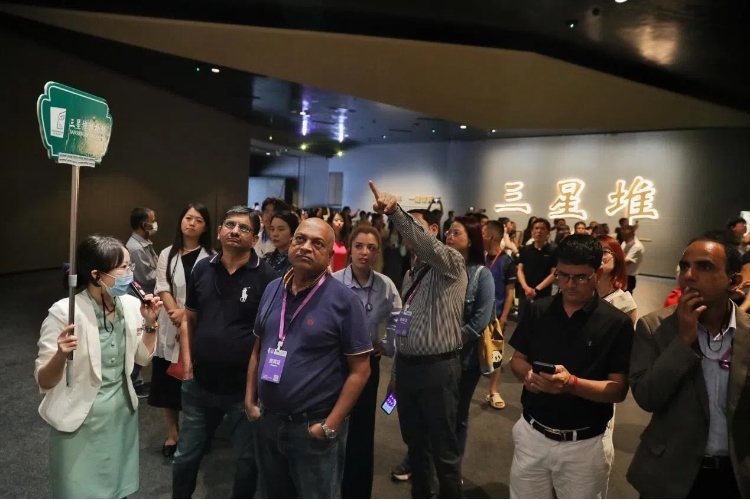 8月31日，亞洲媒體考察團(tuán)參訪三星堆博物館。《中國經(jīng)濟(jì)周刊》記者肖翊攝