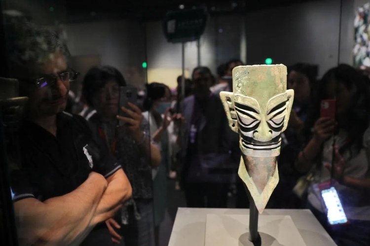 8月31日，亞洲媒體考察團(tuán)參訪三星堆博物館?！吨袊?jīng)濟(jì)周刊》記者肖翊攝