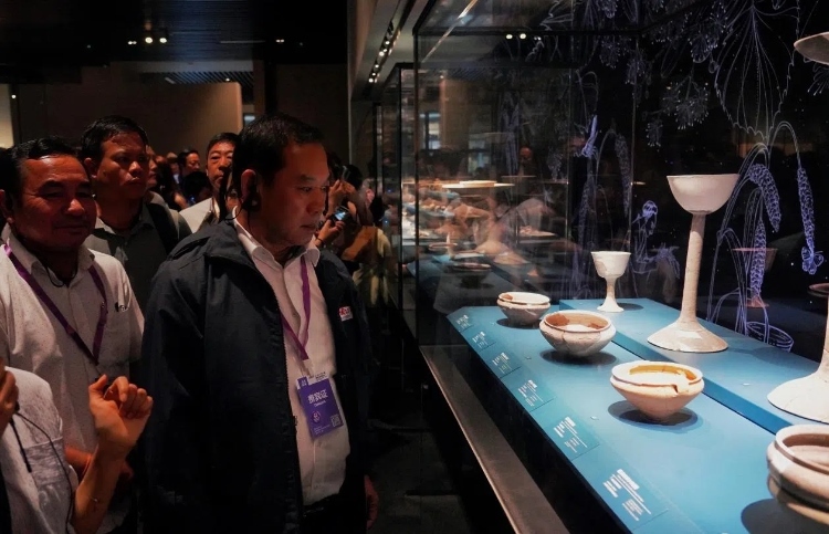 8月31日，亞洲媒體考察團(tuán)參訪三星堆博物館。左一為老撾博利坎賽省新聞文化旅游廳廳長頌通·威本康?！度嗣袢請?bào)海外版》記者喬宇攝