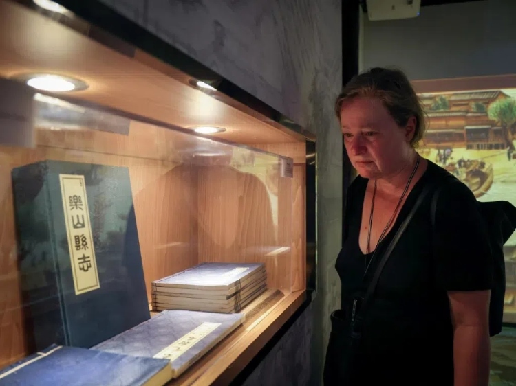 2024“一帶一路”媒體合作論壇聯(lián)合采訪調(diào)研行成員在蘇稽古鎮(zhèn)調(diào)研樂山歷史文化。本報(bào)記者 伊霄攝