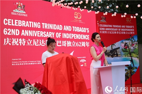 特立尼達(dá)和多巴哥駐華大使劉娜（右）在當(dāng)天慶祝儀式上致辭。人民網(wǎng)記者 趙益普攝