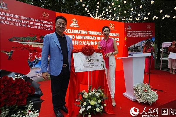 當(dāng)天的慶祝儀式上，還舉行了特多著名酒品牌安高天娜回歸中國(guó)市場(chǎng)的揭幕儀式。人民網(wǎng)記者 趙益普攝