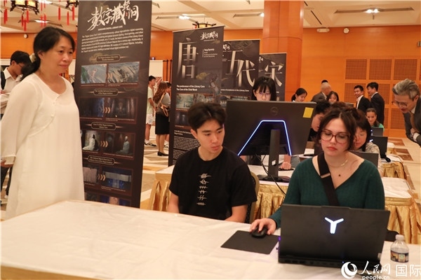 在活動現(xiàn)場，當(dāng)?shù)孛癖婓w驗“數(shù)字藏經(jīng)洞”云游戲，沉浸式體驗敦煌文化。 人民網(wǎng)記者 李志偉攝