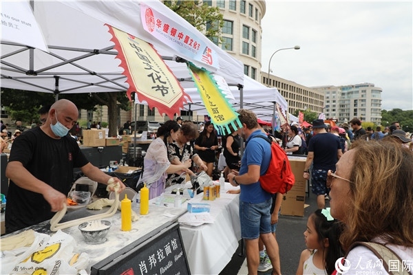 3、活動現(xiàn)場設(shè)置了眾多展臺。 人民網(wǎng)記者 李志偉攝