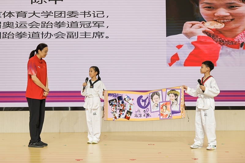 兩位學(xué)生小記者對話陳中老師。學(xué)校供圖