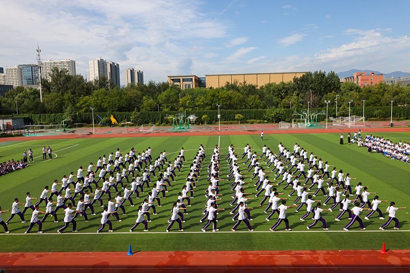 高一學(xué)生在開學(xué)典禮中表演軍體拳。學(xué)校供圖