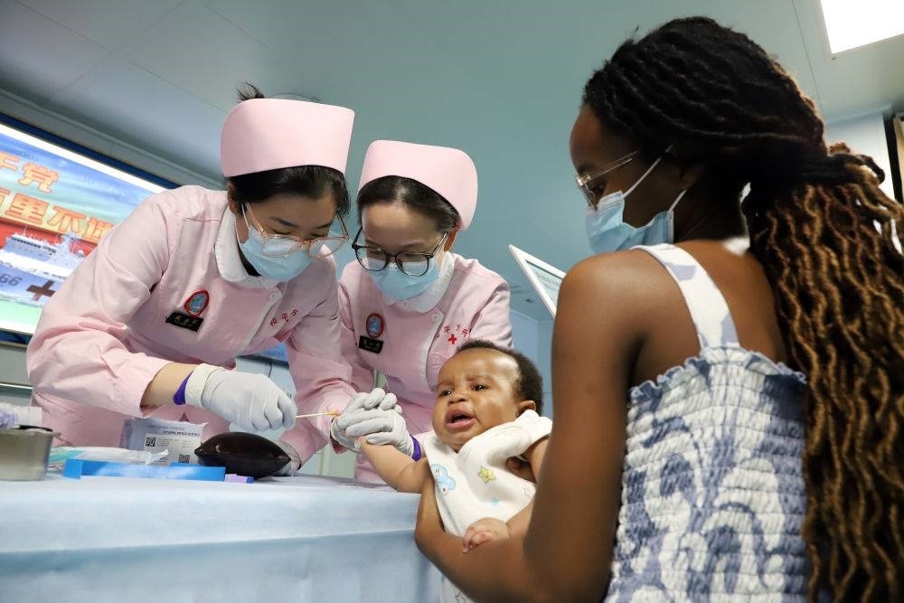 2024年8月12日，中國海軍“和平方舟”號醫(yī)院船在莫桑比克馬普托開展醫(yī)療服務(wù)。