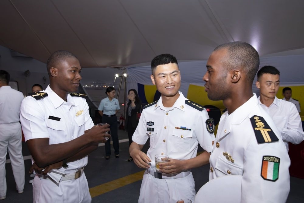 2023年6月25日，中國和科特迪瓦雙方官兵在南寧艦舉辦的甲板招待會上交流。中國海軍第43批護航編隊22日抵達科特迪瓦經(jīng)濟首都阿比讓，開始對科特迪瓦為期4天的友好訪問。
