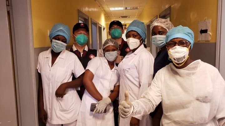 2020年5月26日，中國(guó)抗疫醫(yī)療專家組在剛果（布）首都布拉柴維爾指導(dǎo)新冠肺炎病房建設(shè)時(shí)，與當(dāng)?shù)匾痪€醫(yī)務(wù)人員合影。新華社發(fā)