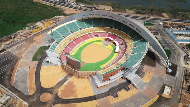 這是2018年7月18日在塞內(nèi)加爾首都達(dá)喀爾航拍的中國(guó)援建的塞內(nèi)加爾競(jìng)技摔跤場(chǎng)。新華社記者 呂帥 攝