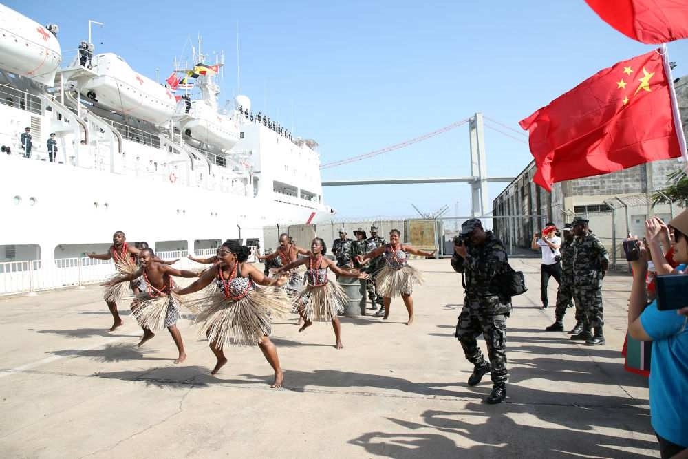 2024年8月16日，在莫桑比克馬普托港，當(dāng)?shù)匮輪T表演舞蹈，歡送中國海軍“和平方舟”號醫(yī)院船。