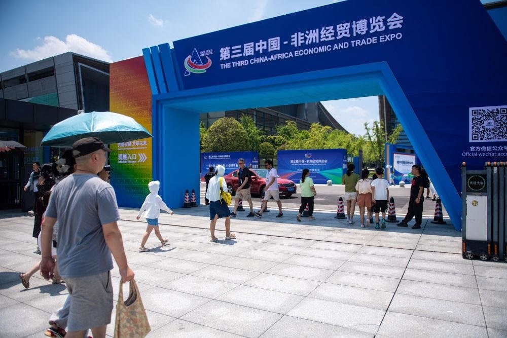 △2023年7月，在湖南長沙國際會展中心，觀眾進(jìn)入中非經(jīng)貿(mào)博覽會展會現(xiàn)場。
