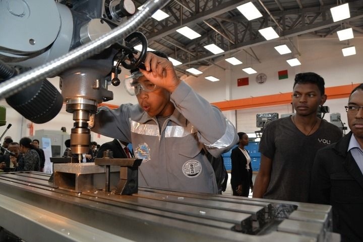 2024年4月26日，在馬達(dá)加斯加首都塔那那利佛，塔那那利佛大學(xué)理工學(xué)院的學(xué)生在魯班工坊操作設(shè)備。新華社發(fā)（西塔卡·拉喬納里松攝）