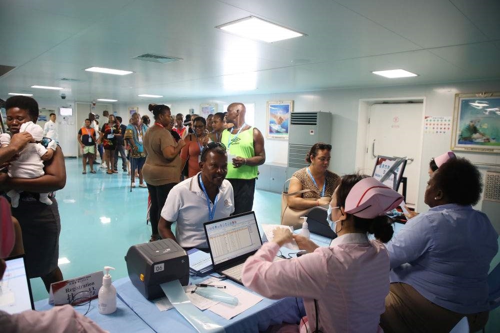 2024年7月8日，塞舌爾民眾在中國海軍“和平方舟”號醫(yī)院船上排隊就診。