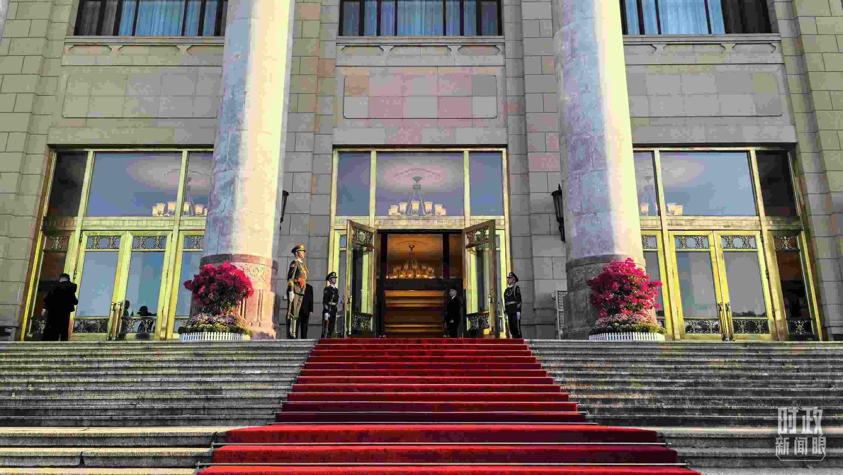 △人民大會堂外，禮兵列隊(duì)迎接貴賓。（總臺央視記者陸泓宇拍攝）