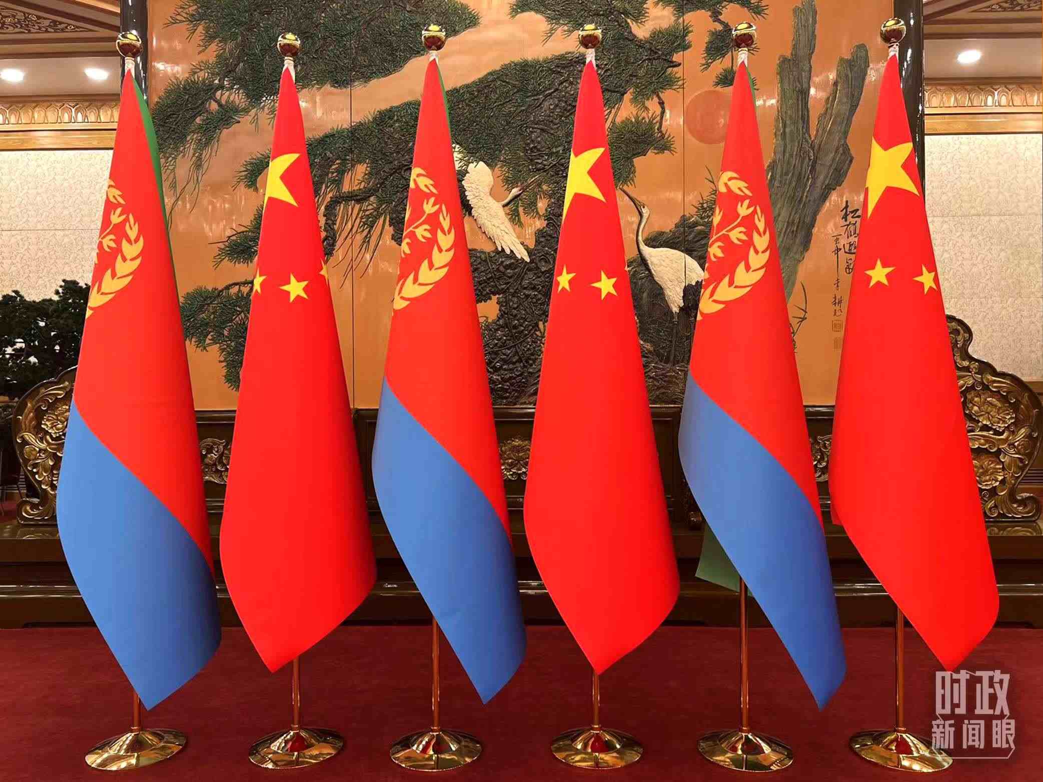 △會見現(xiàn)場擺放的中國和厄立特里亞兩國國旗。（總臺央視記者趙婷拍攝）