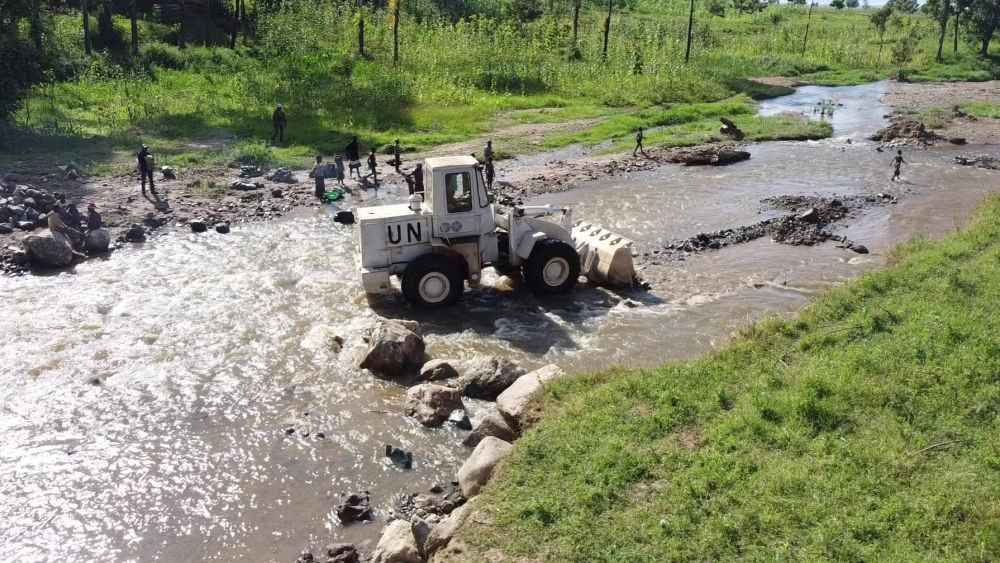 2023年6月7日，在剛果（金）南基伍省卡萊亥地區(qū)，中國第26批赴剛果（金）維和工兵分隊官兵進行施工作業(yè)。