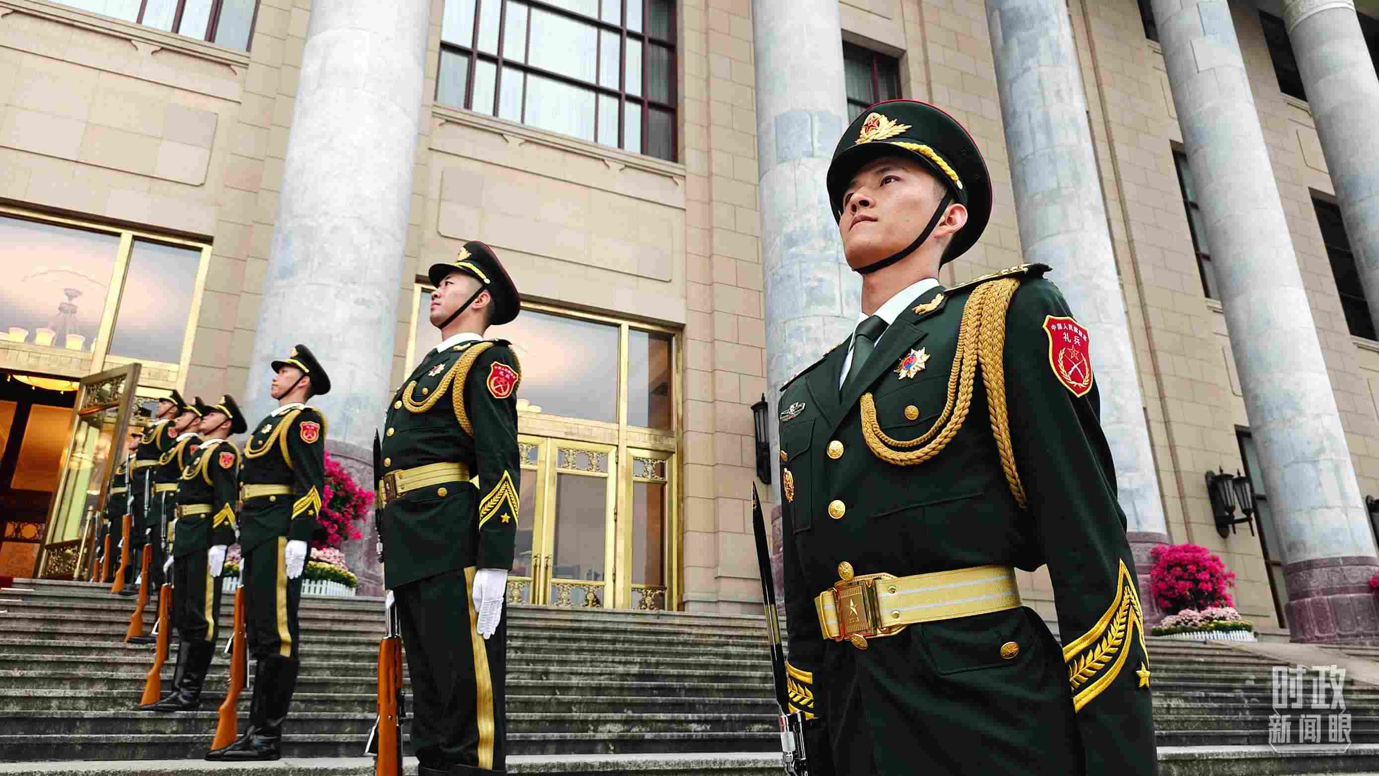  △人民大會(huì)堂外，禮兵列隊(duì)歡迎外國領(lǐng)導(dǎo)人。（總臺(tái)央視記者韓銳拍攝）