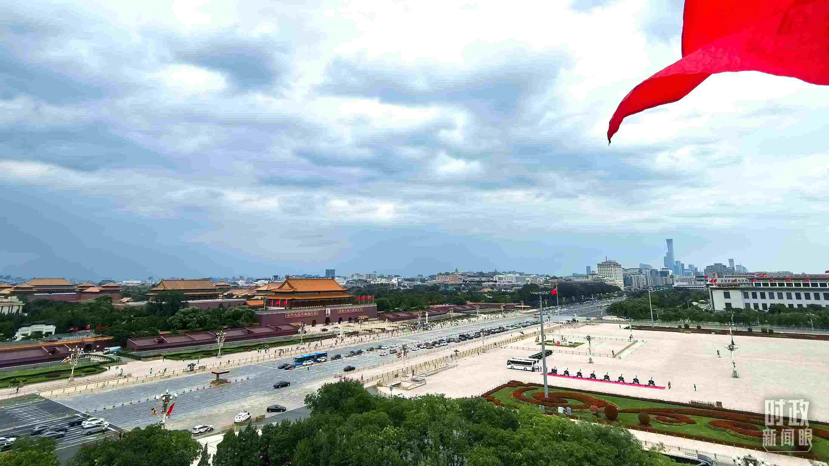 △北京長安街兩側(cè)懸掛中非合作論壇成員旗幟。（總臺(tái)央視記者張垚拍攝）