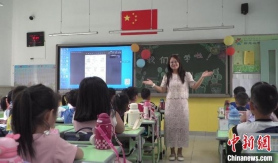 圖為衡水市新苑小學(xué)，老師正在給學(xué)生講開學(xué)第一課的內(nèi)容。王天祥 攝