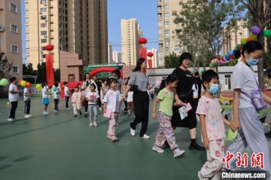 圖為衡水市新苑小學(xué)，小學(xué)一年級新生佩戴“夢想徽章”后，步入校園 。王天祥 攝