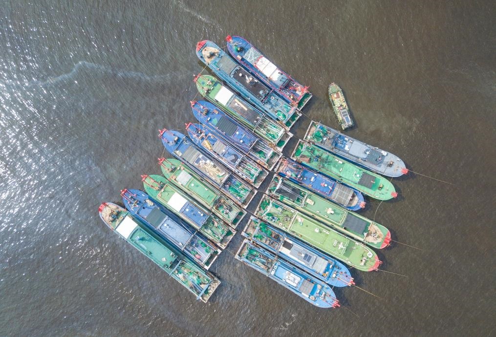 9月4日，船只在海南省?？谑行赂鄞a頭?？勘茱L(fēng)（無(wú)人機(jī)照片）。新華社記者 蒲曉旭 攝