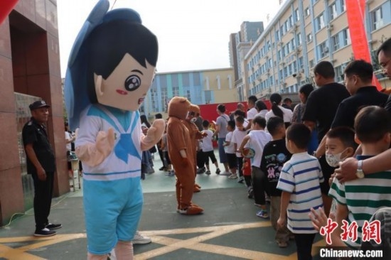 圖為衡水市新苑小學(xué)，老師穿上玩偶服裝歡迎新生入學(xué)。王天祥 攝