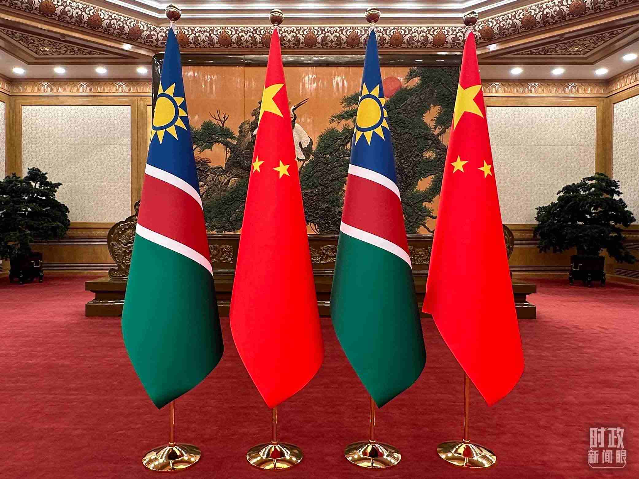  △雙邊會(huì)見現(xiàn)場的中國和納米比亞國旗。（總臺(tái)央視記者范一鳴拍攝）