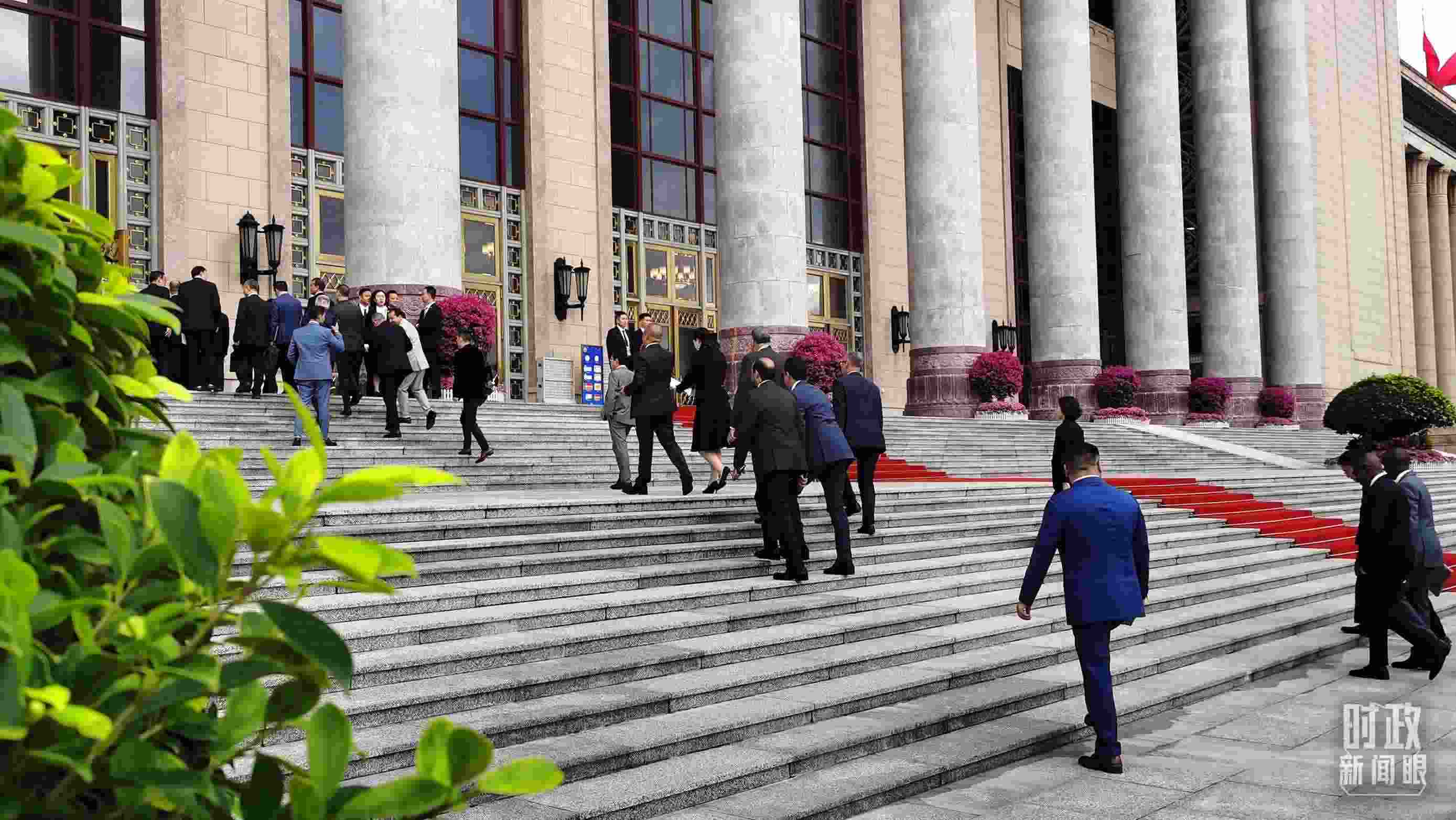  △與會(huì)者正在步入會(huì)場。（總臺(tái)央視記者郭鴻拍攝）