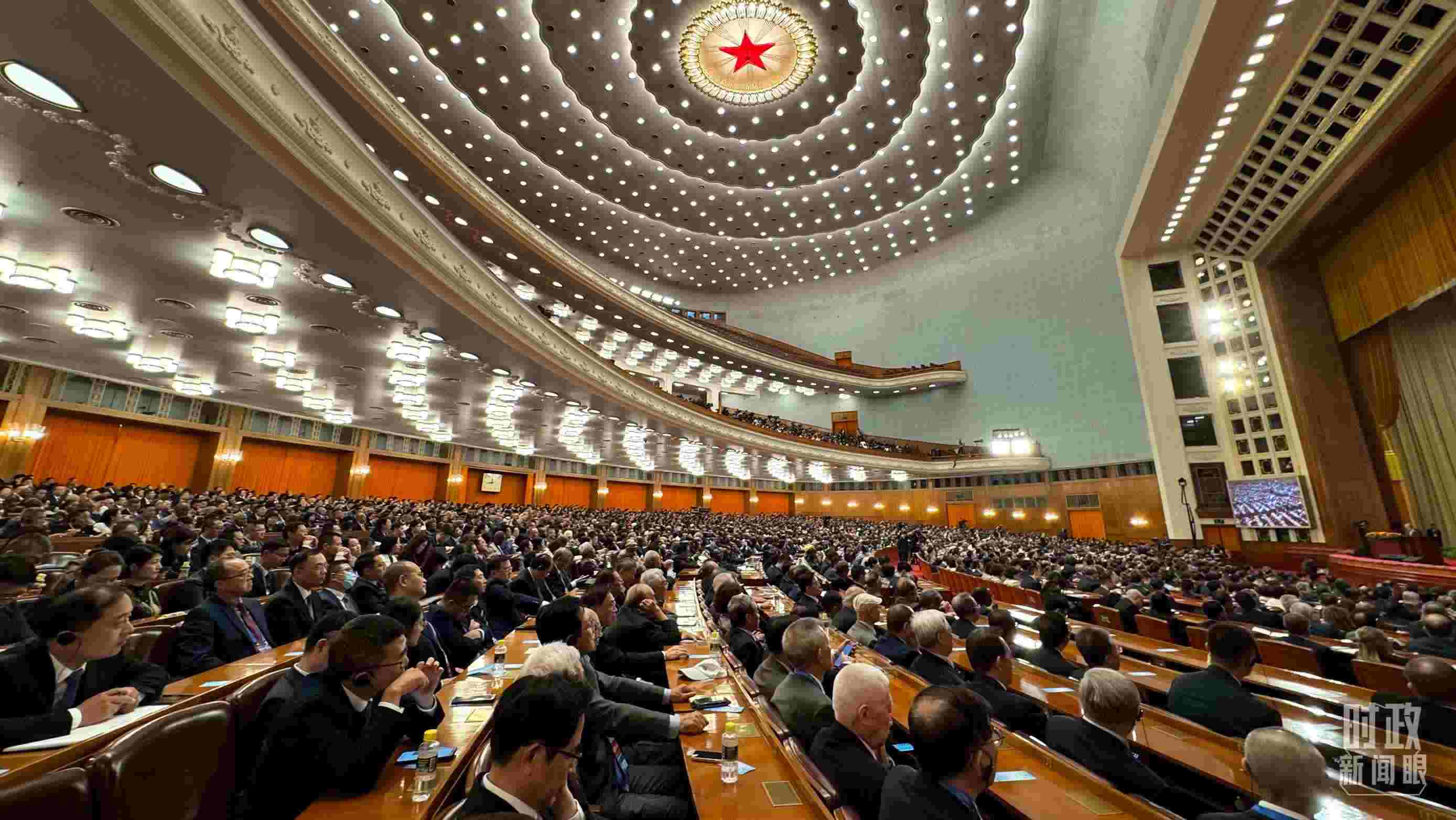  △中非合作論壇非方成員國國家元首、政府首腦、代表團(tuán)團(tuán)長及國際和地區(qū)組織負(fù)責(zé)人等中外各界人士3200余人出席開幕式。（總臺(tái)央視記者蔣碩拍攝）