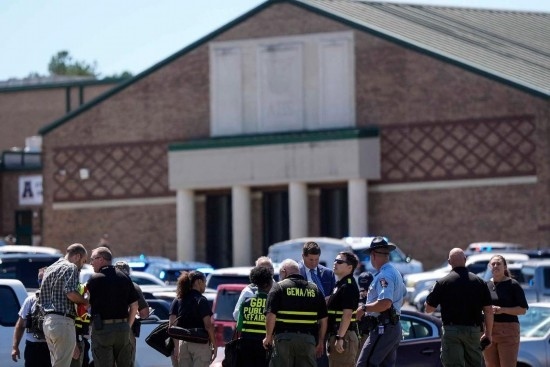 9月4日，在美國佐治亞州巴羅縣溫德市，警察聚集在發(fā)生槍擊事件的阿巴拉契高中外。新華社/美聯(lián)