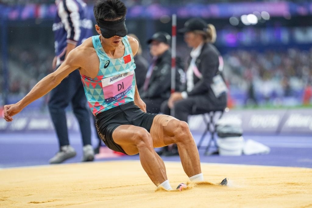 8月30日，邸東東在巴黎殘奧會(huì)田徑男子跳遠(yuǎn)T11級(jí)決賽中試跳。新華社記者 黃偉 攝