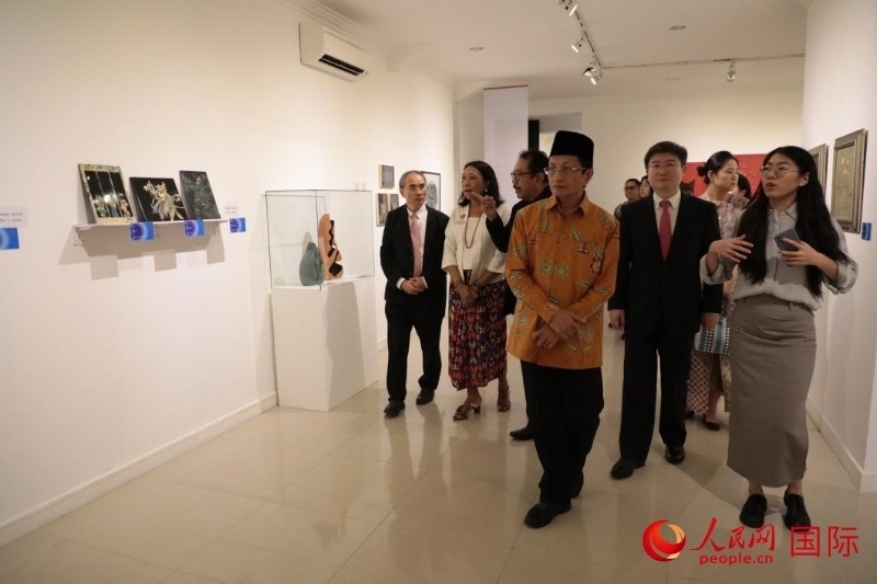 參加開幕式的嘉賓參觀展覽。人民網(wǎng)記者曹師韻攝