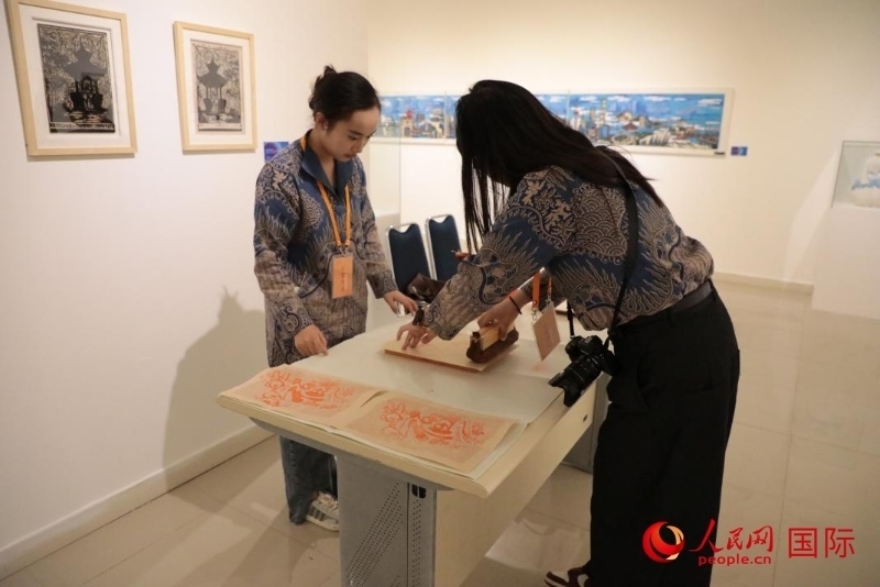 展覽現(xiàn)場的拓印技藝體驗工坊。人民網(wǎng)記者曹師韻攝